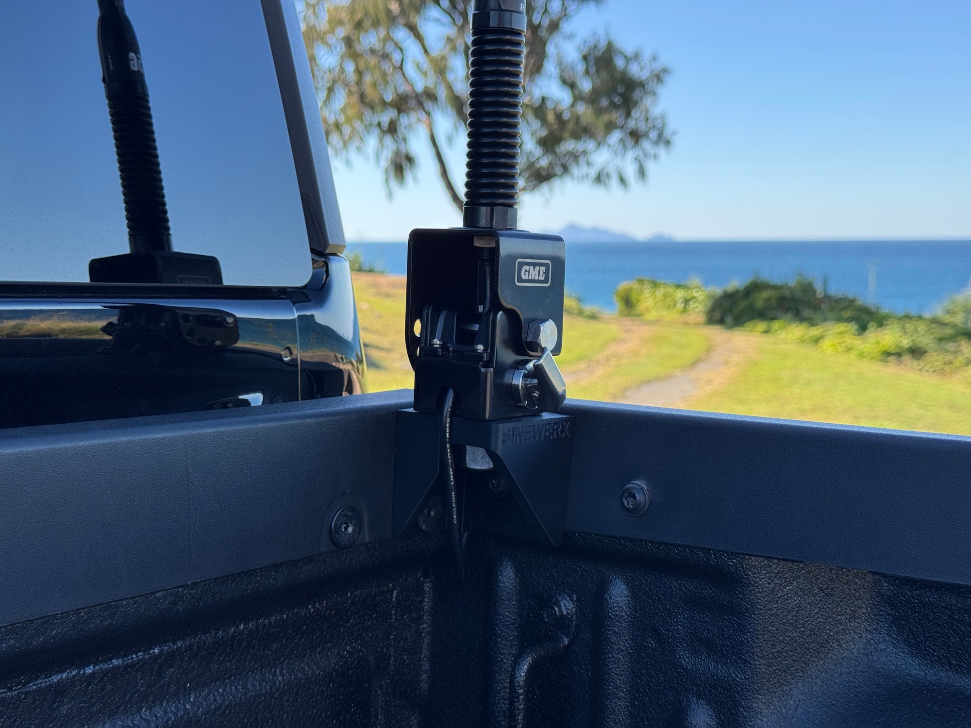 Close up of No-Drill Tub Corner Bracket Fitment on BYD Shark 6